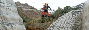 Instalación de barrera contra aluviones en Cajón del Maipo (Chile)