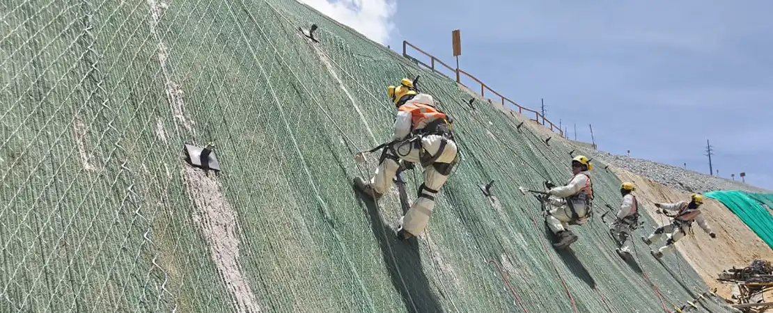 instalacion-mallas-acero-geomanto-control-erosion-2