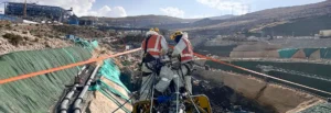 Trabajadores instalando mallas de acero en la unidad minera de Cotabambas, Apurimac (Perú)